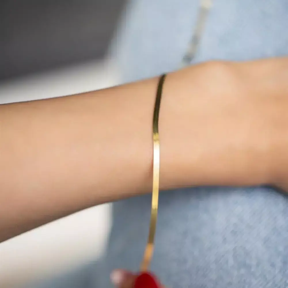Pulseira Minimalista Dourada Feminina – Corrente Espinha de Peixe, Cobra Plana, Joia Delicada Artesanal