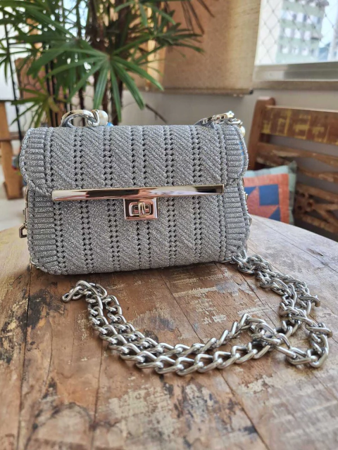 Bolsa de crochê em tela com fio de prata e alças de ombro e mão