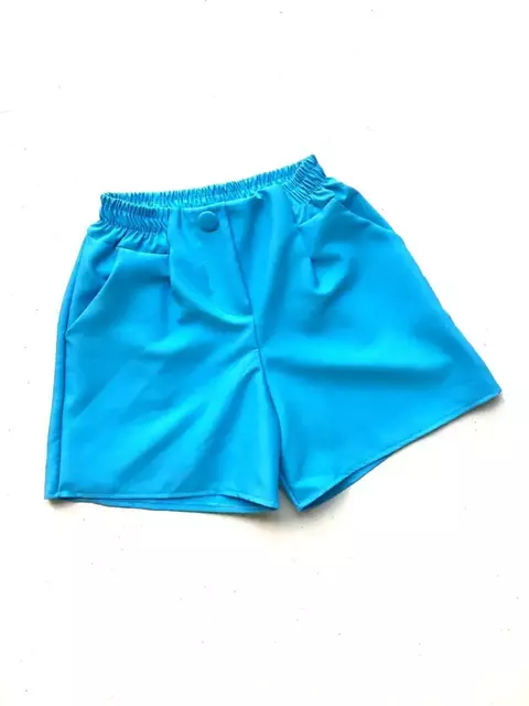 Short Damiana combina conforto e elegância em uma única peça. Produzido em tecido de alfaiataria, tem cós com elástico que se ajusta perfeitamente ao corpo e botão decorativo que traz um toque moderno e sofisticado. Ideal para quem busca praticidade sem abrir mão do estilo. ? Detalhes do produto: Tecido: Alfaiataria encorpada e confortável Cós com elástico e botão falso decorativo Modelagem moderna e leve Tamanhos: M, G e GG Caimento elegante e versátil ? Medidas da modelo: Altura: 1,55 m | Busto: 61 cm | Cintura: 62 cm | Quadril: 93 cm ? Dica de estilo: Combine com blusas de tecido leve ou cropped para um visual casual chic — perfeito para o dia a dia ou passeios. ?? As cores podem variar levemente conforme a iluminação e o monitor.