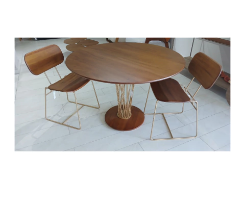 Conjunto mesa redonda 1,10 em madeira jequitibá com base metal dourado com 2 cadeiras mesma composição (4084 + 4085) - comprar online