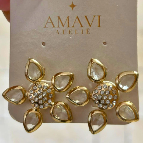 Brinco Flor Cravejada com Pedra Cristal – Dourado - comprar online