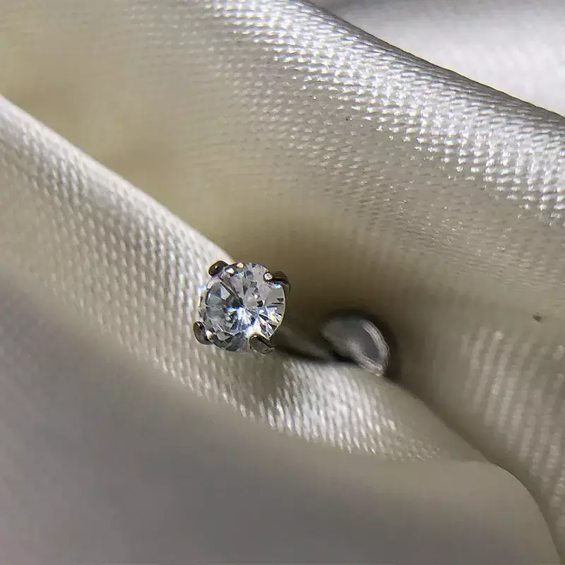 Labret Brilhante Cravejado com Zirconia (ponto de luz) em Titanio G23 ASTM 136