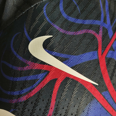 Camisa Barcelona Edição Especial 23/24 - Jogador Nike Masculina - Preta com detalhes azul e vermelho - EM SPORTS