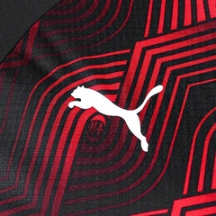 Camisa Milan Pré-Jogo 24/25 - Torcedor Puma Masculina - Preta com detalhes em vermelho - EM SPORTS