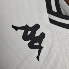 Camisa Regata Vasco da Gama II 24/25 - Torcedor Kappa Masculina - Branca com listras pretas e detalhes em vermelho - EM SPORTS