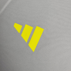 Camisa Regata Flamengo Treino 24/25 - Torcedor Adidas Masculina - Cinza com detalhes em preto e amarelo - EM SPORTS