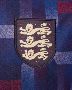 Camisa Seleção da Inglaterra Pré-jogo II 24/25 - Torcedor Nike Masculina - Roxa com detalhes em azul e vermelho - EM SPORTS