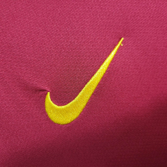 Camisa Retrô Seleção de Portugal I 2006 - Nike Masculina - Vermelha com detalhes em amarelo e verde - EM SPORTS