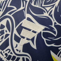 Camisa Japão Edição especial 24/25 - Torcedor Adidas Masculina - Branca com desenhos de Dragão em azul e amarelo - EM SPORTS