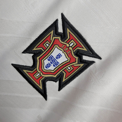 Camisa Retrô Seleção de Portugal II 1992/1994 - Masculina Adidas - Branca com detalhes em verde e amarelo e vermelho - EM SPORTS