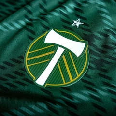 Camisa Portland Timbers I 24/25 - Torcedor Adidas Masculina - Verde com detalhes em branco e dourado - EM SPORTS