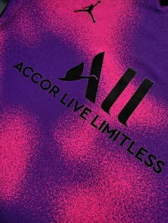 Imagem do Camisa Retrô Paris Saint-Germain IV 20/21 - Masculina Jordan - Rosa e roxa