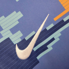 Camisa Seleção da Inglaterra Treino 24/25 - Torcedor Nike Masculina - Azul com detalhes em laranja - EM SPORTS