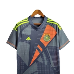 Camisa Seleção da Alemanha Goleiro 24/25 - Torcedor Adidas Masculina - Cinza com detalhes em laranja e amarelo - comprar online