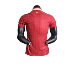 Camisa Liverpool I 24/25 - Jogador Nike Masculina - Vermelha com detalhes em branco - comprar online