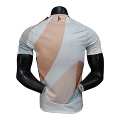 Camisa Seleção Espanha Eurocopa II 25/26 - Jogador Adidas Masculina - Branca com detalhes em rosa e azul na internet