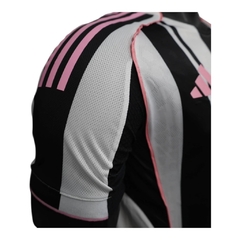 Camisa Juventus I 25/26 - Jogador Adidas Masculina - Preta e branca com detalhes em rosa - loja online