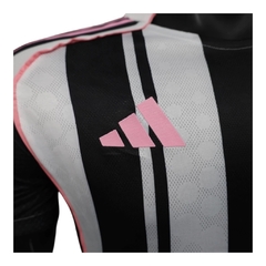 Camisa Juventus I 25/26 - Jogador Adidas Masculina - Preta e branca com detalhes em rosa na internet