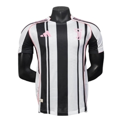 Camisa Juventus I 25/26 - Jogador Adidas Masculina - Preta e branca com detalhes em rosa