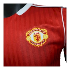 Camisa Manchester United Icon 25/26 - Jogador Adidas Masculina - Vermelha com detalhes em branco - EM SPORTS