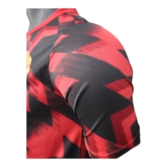 Camisa Manchester United Pré-jogo 25/26 - Jogador Adidas Masculina - Vermelha com detalhes em preto - EM SPORTS