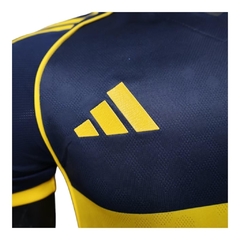 Camisa Boca Juniors I 25/26 - Jogador Adidas Masculina - Azul com detalhes em amarelo - EM SPORTS