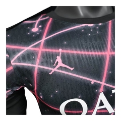Camisa Paris Saint-German Pré-jogo 25/26 - Jogador Jordan Masculina - Preta com detalhes em rosa - EM SPORTS