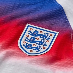 Camisa Seleção Inglaterra I 25/26 - Torcedor Nike Feminina - Branca com detalhes em azul e vermelho na internet