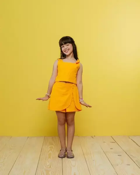 conjuntinho liso com laço amarelo