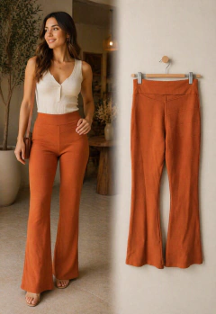 Calça feminina flare elastano laranja boca larga Laura Borba (P - 38/40)