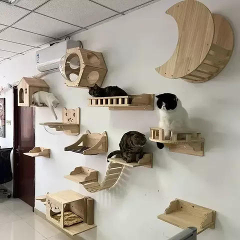 Torre de escalada para gatos montada na parede com poste para arranhar