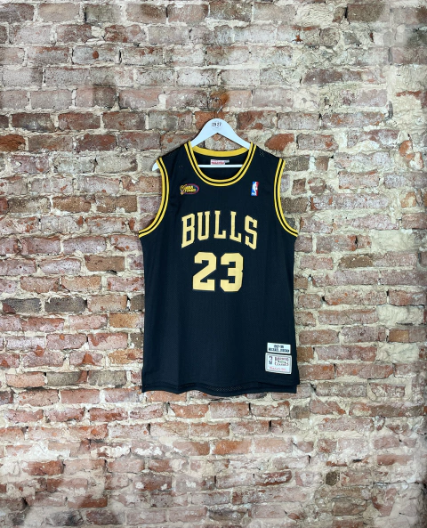 Camiseta CHICAGO BULLS 97/98 23JORDAN negra y dorado