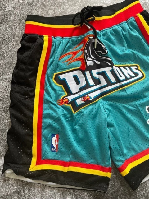 SHORT PISTONS VERDE Y NEGRO CON BOLSILLOS - comprar online