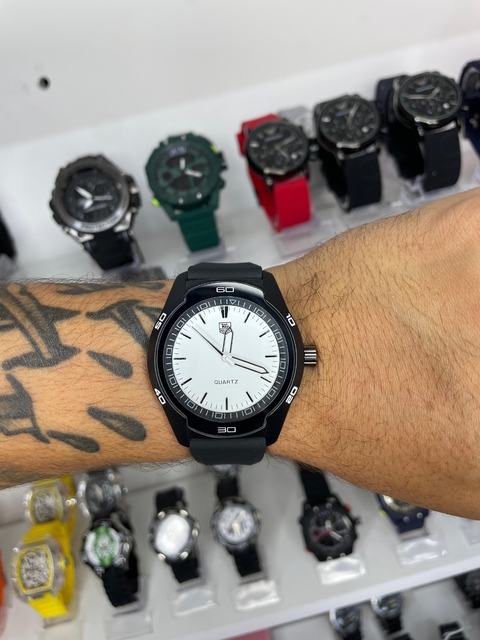 TAG HEUER - PRETO E FUNDO BRANCO/PULSEIRA DE BORRACHA/A PROVA D ÁGUA