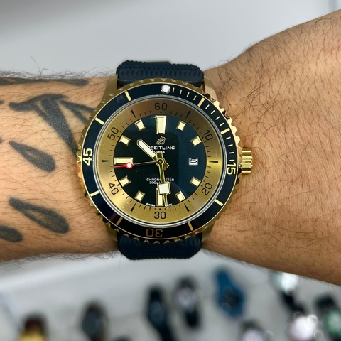 BREITLING SUPEROCEAN A17376 - DOURADO E PRETO/FUNDO PRETO/CAIXA DOURADA/PULSEIRA DE BORRACHA PRETA/49MM