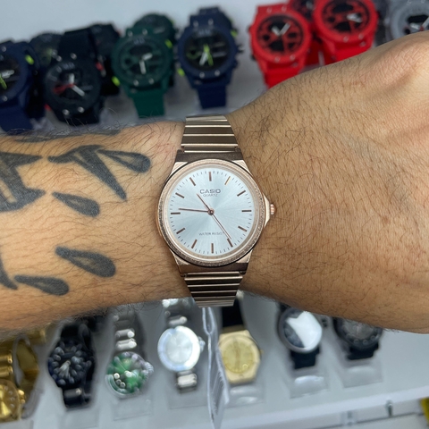 CASIO MW-240 UNISSEX - ROSE E FUNDO BRANCO/PULSEIRA DE AÇO/A PROVA D ÁGUA