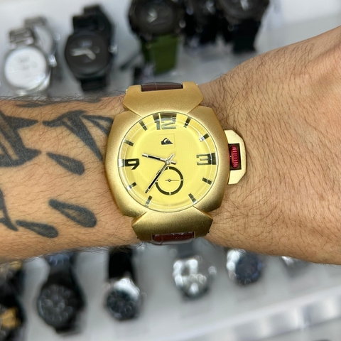 QUIKSILVER FOXHOUND DOURADO - PULSEIRA DE COURO/A PROVA D ÁGUA/49 MM