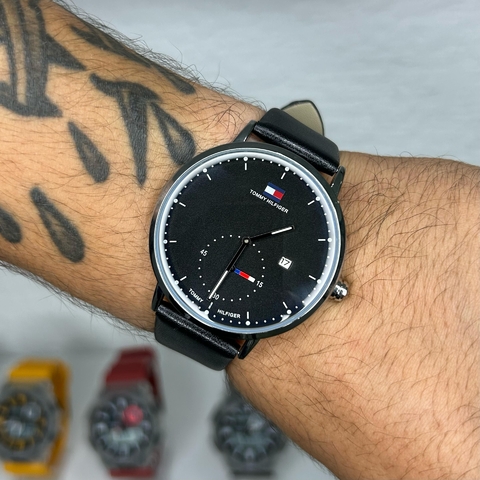 TOMMY HILFIGER SOCIAL MINIMALISTA - PRATA E PRETO/PULSEIRA DE COURO/45 MM