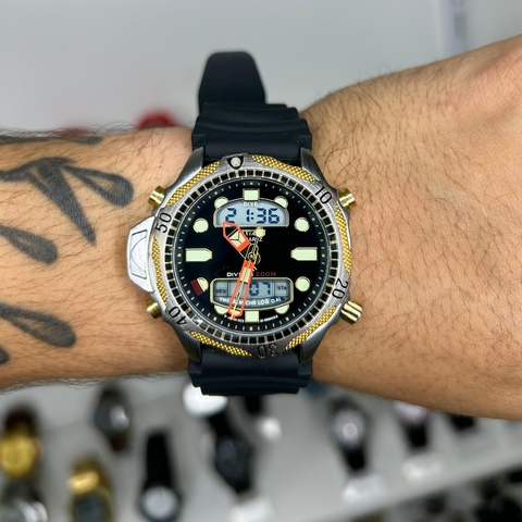 CITIZEN AQUALAND DIGITAL C500 - PRETO E DOURADO/SÉRIE OURO/PULSEIRA DE BORRACHA/A PROVA D ÁGUA/45 MM