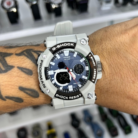 GSHOCK FROGMAN - CINZA/FUNDO AZUL/A PROVA D ÁGUA