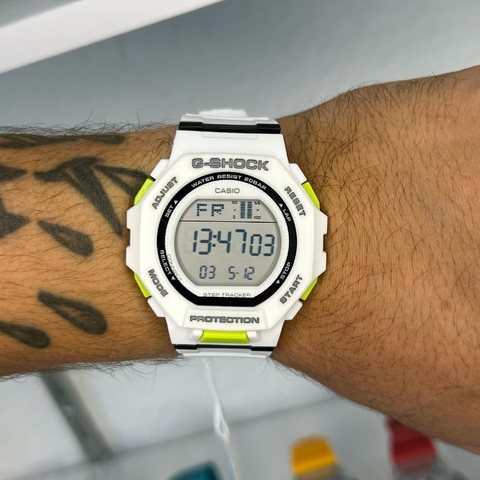 GSHOCK GMD-B300 - BRANCO/PULSEIRA DE BORRACHA/A PROVA D ÁGUA/45 MM