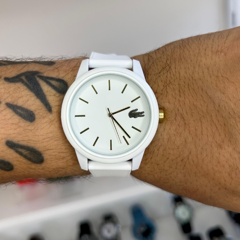 LACOSTE 12.12 - BRANCO/FUNDO DOURADO/PULSEIRA DE SILICONE/45MM