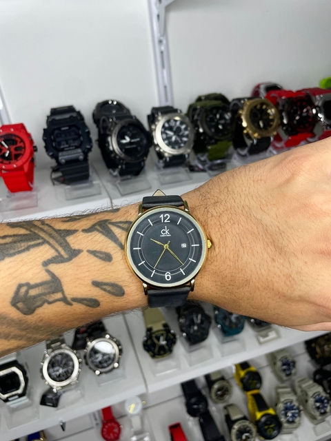 CALVIN KLEIN - DOURADO E FUNDO PRETO/PULSEIRA DE COURO/A PROVA D ÁGUA