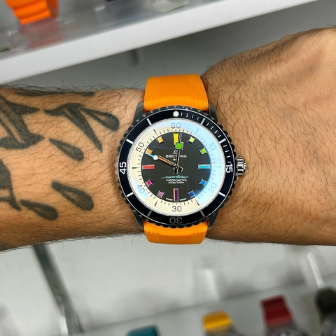 BREITLING SUPEROCEAN A17376 - LARANJA/FUNDO COLORIDO/CAIXA DOURADA/PULSEIRA DE BORRACHA PRETA/49MM