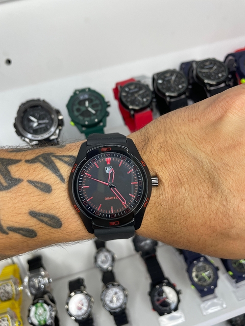 TAG HEUER - PRETO E FUNDO VERMELHO/PULSEIRA DE BORRACHA/A PROVA D ÁGUA
