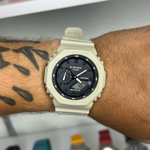GSHOCK GA 2100 - BEGE/A PROVA D ÁGUA/PULSEIRA DE BORRACHA/45 MM
