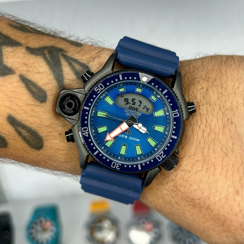 CITIZEN JP2000 - AZUL E PRETO/FUNDO AZUL/CAIXA EM AÇO/PULSEIRA DE BORRACHA/45MM
