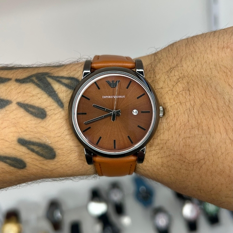EMPORIO ARMANI - MARROM CARAMELO/PULSEIRA DE COURO/CAIXA PRETA/40 MM DE DIÂMETRO