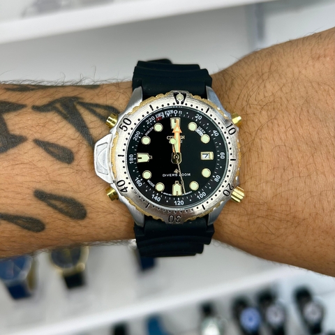 CITIZEN AQUALAND ANALÓGICO C500 - FUNDO PRETO/SÉRIE OURO/PULSEIRA DE BORRACHA/A PROVA D ÁGUA