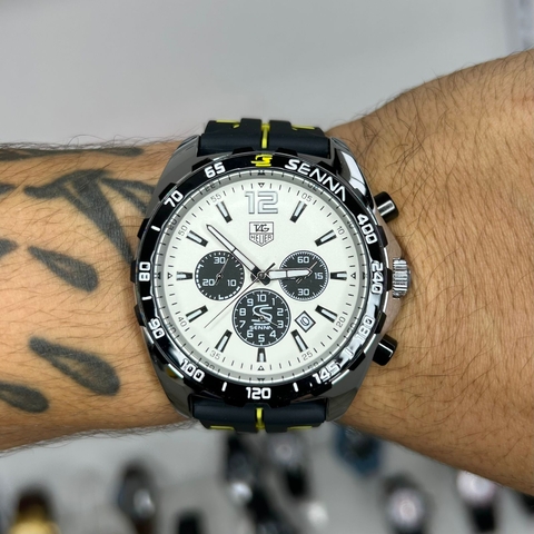 TAG HEUER AYRTON SENNA - FUNDO BRANCO/PULSEIRA DE BORRACHA/PRETO E AMARELO/A PROVA D ÁGUA/49 MM